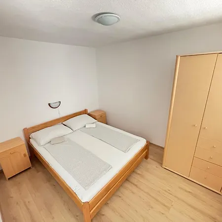 Bogdan 2 Appartement Povljana